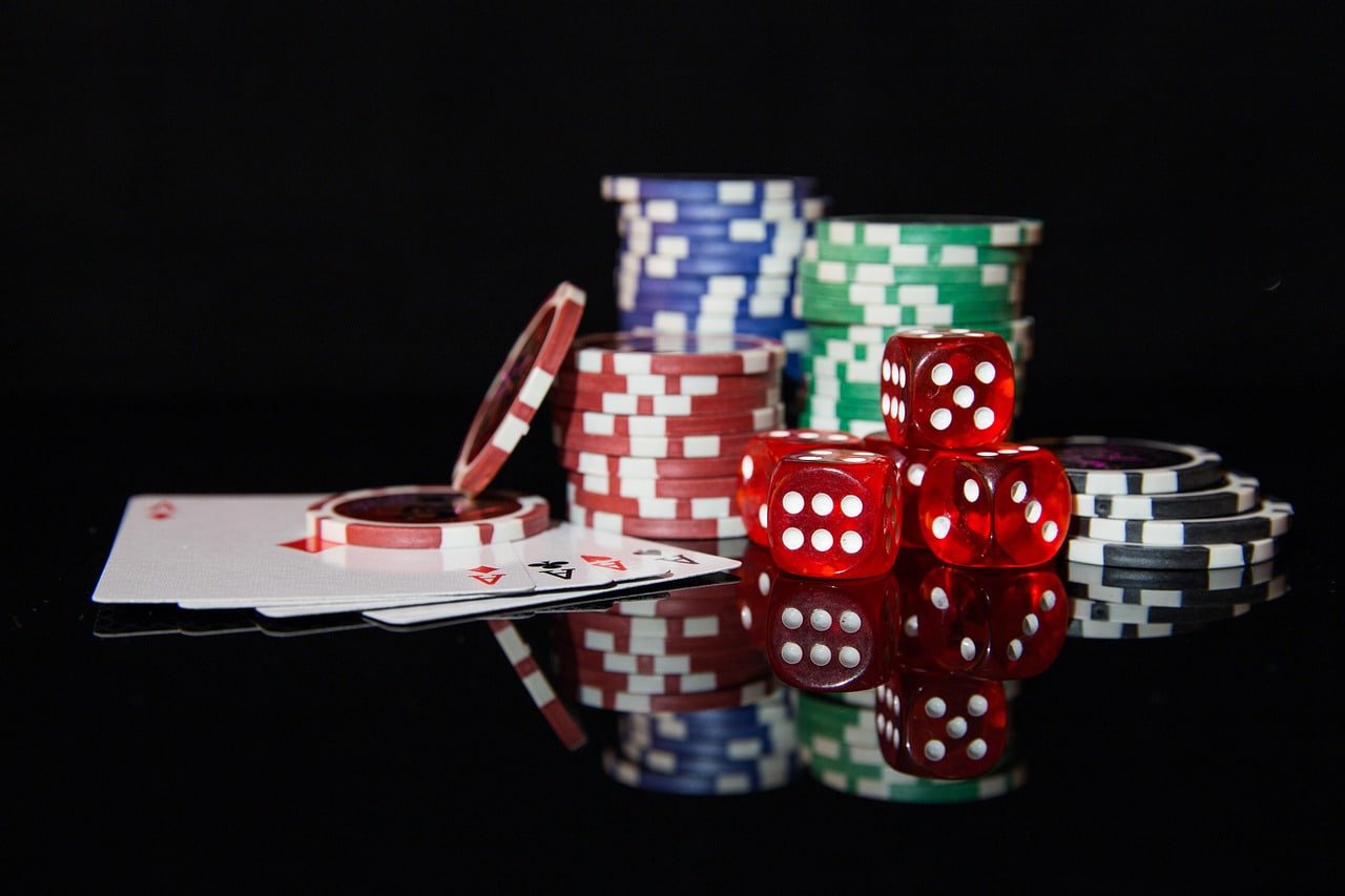 mmr game ပလက်ဖောင်း — Myanmar Online Gaming Dashboard ကို Laptop ဖြင့် အသုံးပြုနေသောမြင်ကွင်း